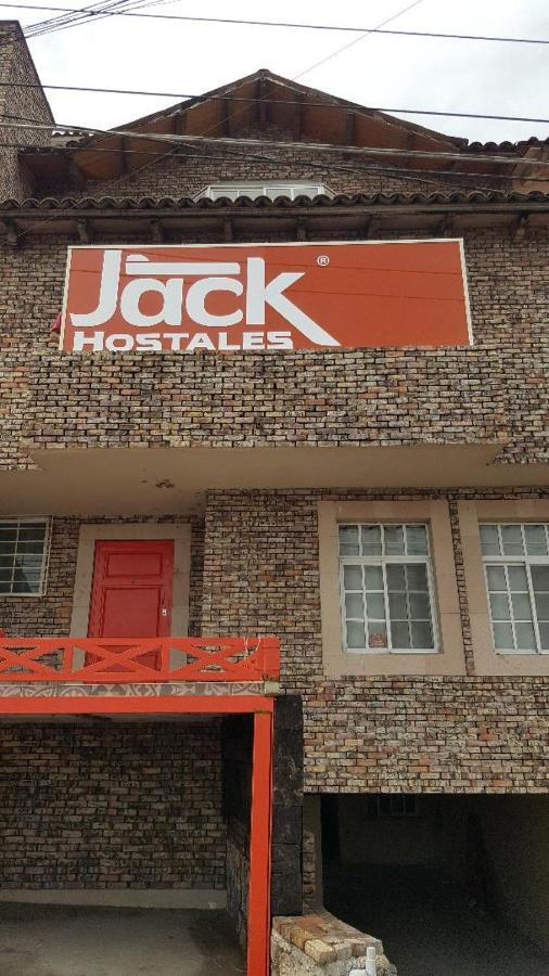 לאון Jack Hostales מראה חיצוני תמונה